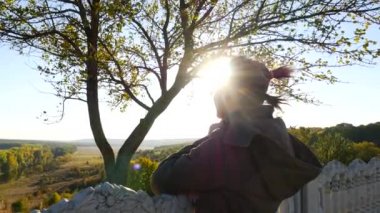 Günbatımı güneş ağacı yaprakları arasında parlar. Güneş ışınları arasında parlayan yapraklar