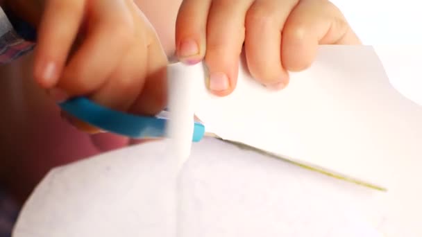Mała dziewczynka zręcznie sterowane z nożyczkami. — Wideo stockowe