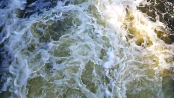 Ruscelli d'acqua sulla diga del fiume schizzano fuori dalla porta e formano onde. Primo piano — Video Stock