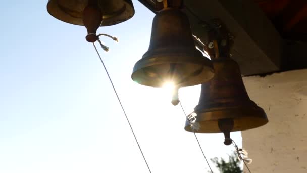 Звонят колокола в православном храме — стоковое видео
