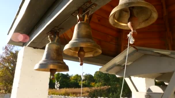 Campane suonanti in un tempio ortodosso — Video Stock