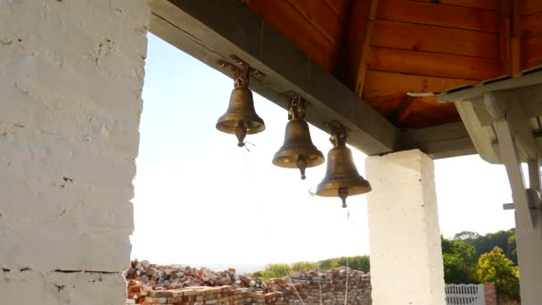 Zvonění zvonů v ortodoxní chrám — Stock video