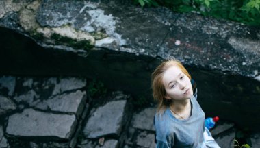 Dağlara tırmanırken genç seksi kadın. Yamaç'in çarpıcı manzarasının tadını kız şirin moda.