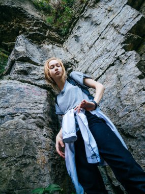 Dağlara tırmanırken genç seksi kadın. Yamaç'in çarpıcı manzarasının tadını kız şirin moda.