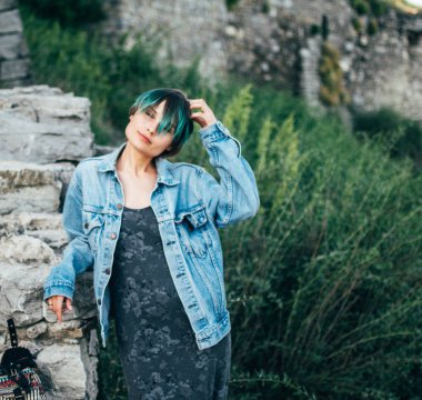 Genç bir kadın eski tarihi şehir yoluyla yürüyüşe sahiptir.