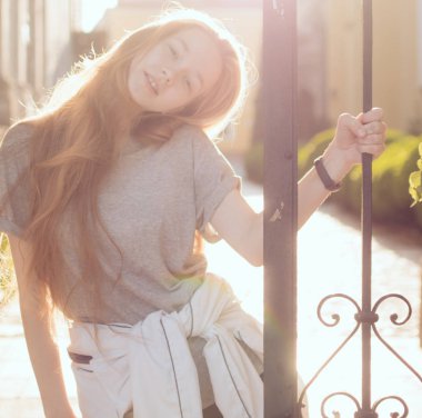 Bahçede duran genç kadın,