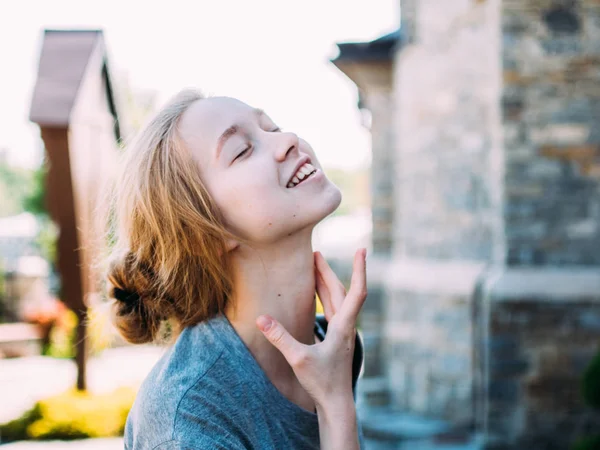 Ragazza allegra in citta '. Bionda . — Foto Stock