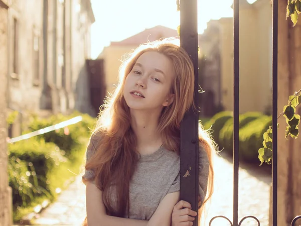 Young woman standing in the garden, — Stock Photo, Image