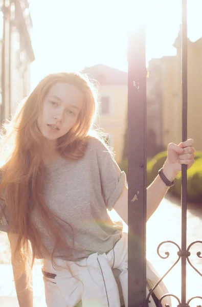 Young woman standing in the garden, — Stock Photo, Image