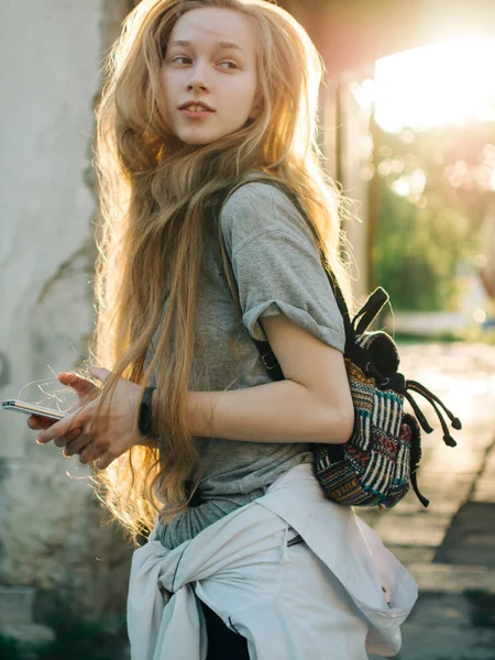 Ragazza dai capelli rossi ai raggi del tramonto. Ritratto città — Foto Stock