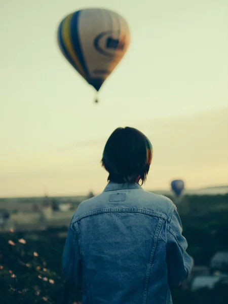 Giovane donna guardando un volo in mongolfiera — Foto Stock