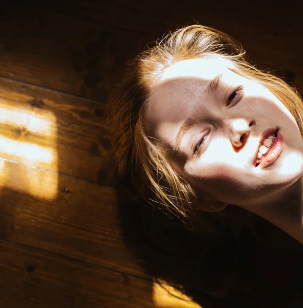 Mooie blonde en de zonnestralen. — Stockfoto