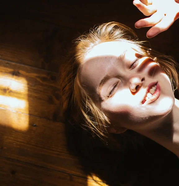 Schöne Blondine und die Sonnenstrahlen. — Stockfoto