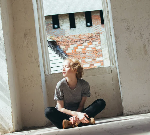 Belle jeune femme assise sur le sol de la chambre . — Photo