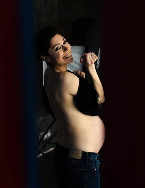 Eleganta gravid kvinna ändrar kläder — Stockfoto