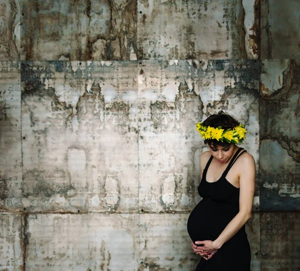 Студийный модный портрет красивой беременной женщины в черном платье. Счастливой беременности. Красота и здоровье — стоковое фото