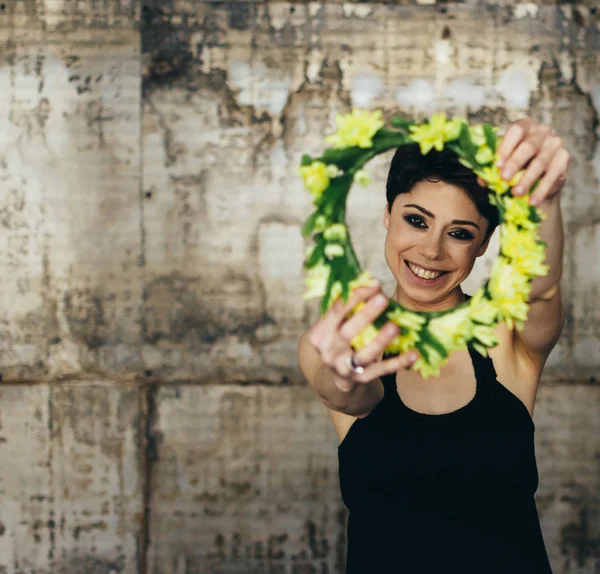 Retrato de una joven encantadora con una corona de flores, en una blusa retro. La chica mirando pensativamente a la cámara sobre el fondo gris , —  Fotos de Stock