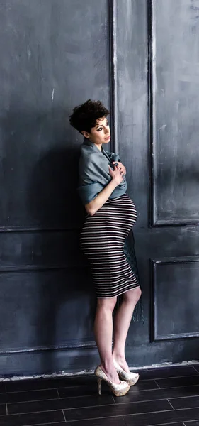 Bella donna incinta a casa — Foto Stock