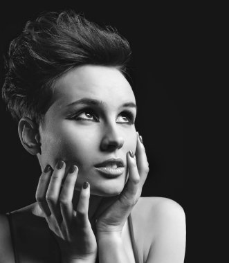 Güzel bir kadınla parlak makyaj ve kırmızı tırnak closeup portresi