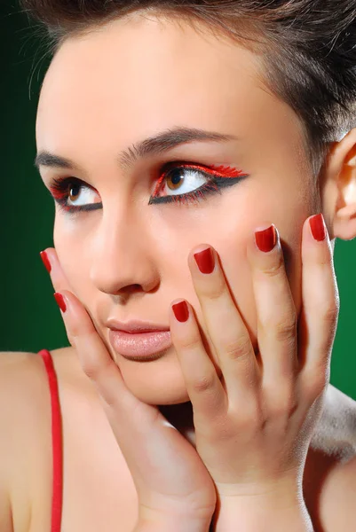 Closeup portret van mooie vrouw met lichte make-up en rode nagels — Stockfoto