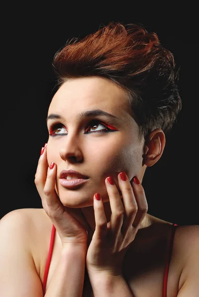 Retrato de close-up de mulher bonita com maquiagem brilhante e unhas vermelhas — Fotografia de Stock