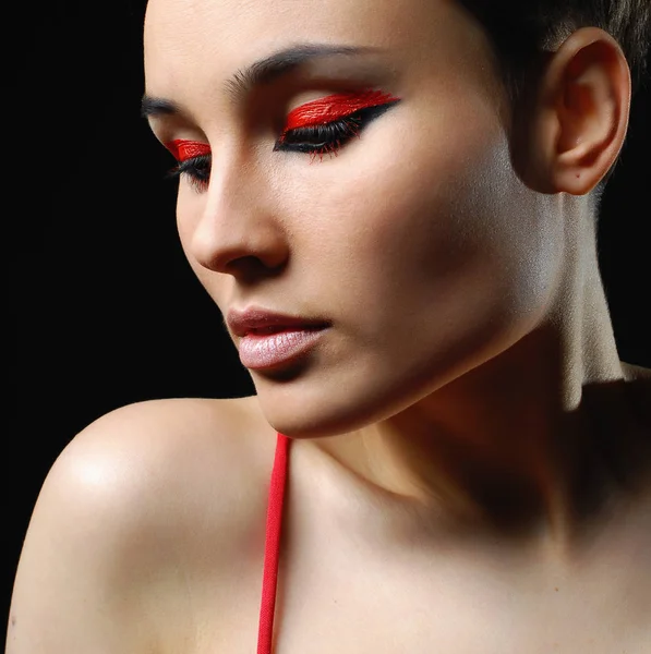 Retrato de close-up de mulher bonita com maquiagem brilhante e unhas vermelhas — Fotografia de Stock