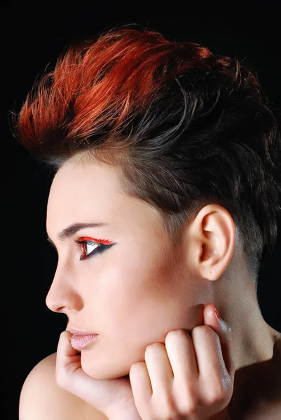 Güzel bir kadınla parlak makyaj ve kırmızı tırnak closeup portresi — Stok fotoğraf