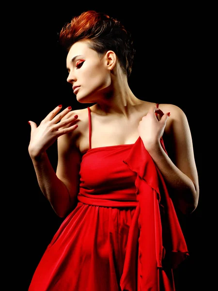 Sensuele jonge dame in rode jurk poseren een studio. Schoonheid, mode concept. — Stockfoto
