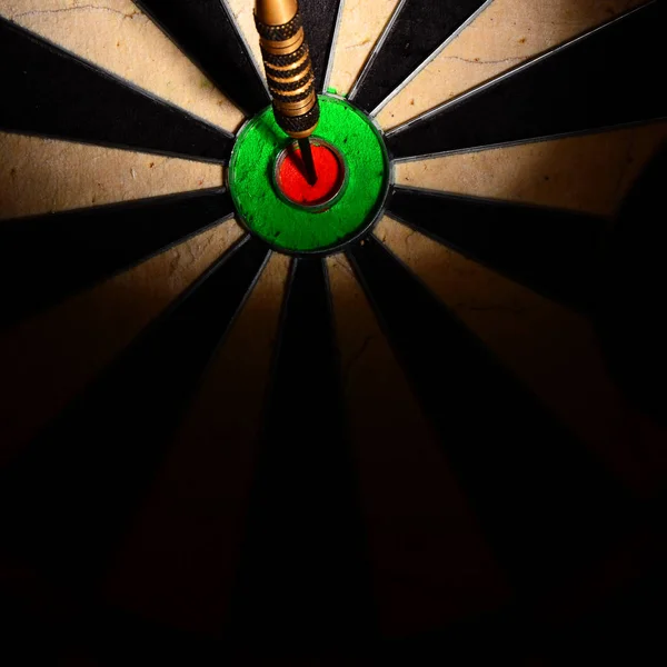 Nyilakkal üti a célpontot a dartboard. — Stock Fotó