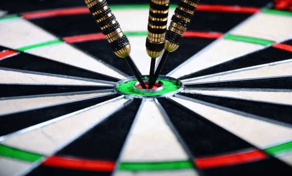 Dartboard 의 대상 중심에 대한 충돌 화살. — 스톡 사진