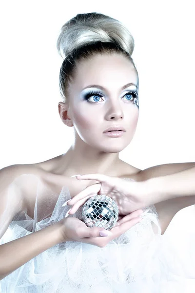 Hermosa mujer con maquillaje brillante. Retrato de chica de fantasía. Retrato de hadas de invierno . —  Fotos de Stock