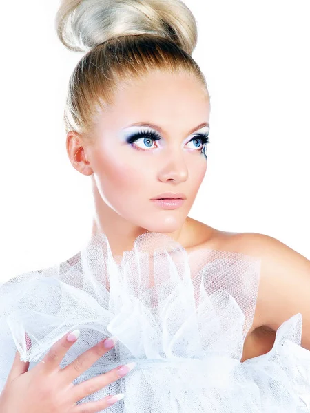 Hermosa mujer con maquillaje brillante. Retrato de chica de fantasía. Retrato de hadas de invierno . — Foto de Stock