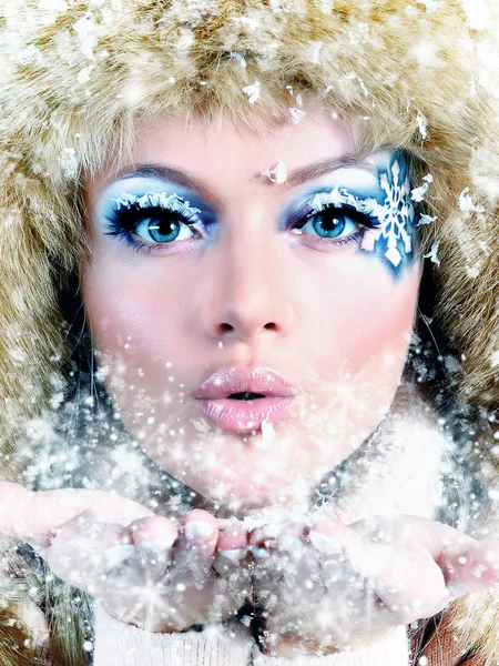 Belle femme avec un maquillage lumineux. Fantasy girl portrait. Portrait de fée d'hiver . — Photo