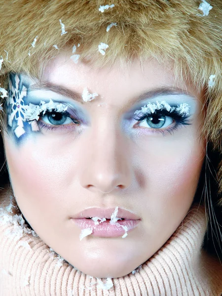 Belleza invierno chica soplando nieve en invierno helado — Foto de Stock