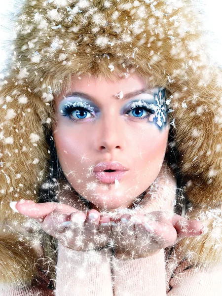 Schoonheid Winter meisje waait sneeuw in de ijzige winter — Stockfoto