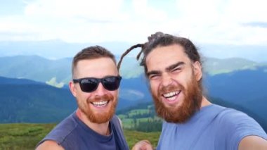 Bakış açısı ile selfies wile bir hik alarak genç adam, adam selfie dağın tepesinde alır