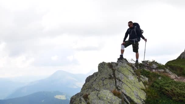 Turist på toppen av berget tittar på vyn. Karpaterna — Stockvideo