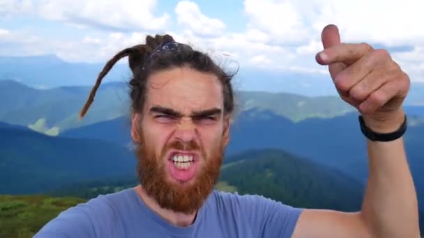 Άποψη του νεαρού λήψη selfies πανουργία σε μια hik, άνθρωπος παίρνει selfie στην κορυφή βουνού — Αρχείο Βίντεο