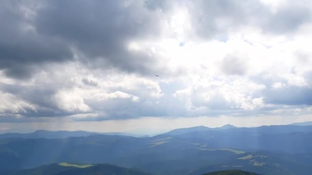 Das Flugzeug fliegt in den Himmel — Stockvideo