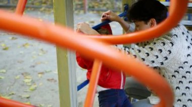 Anne ve bebek Bahçesi üzerinde sıcak sonbahar oynuyorlar