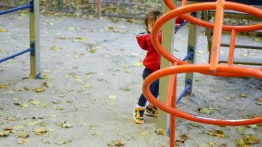 Anne ve bebek Bahçesi üzerinde sıcak sonbahar oynuyorlar