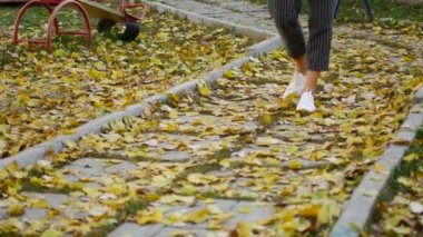 Sonbahar çim üzerinde ayakkabı ayaklarda bırakır.