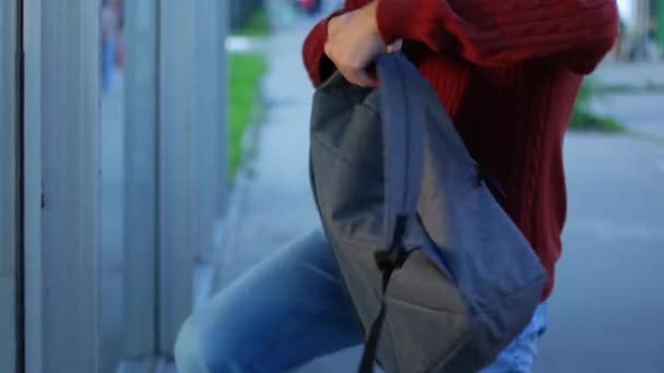 Homme de mode. Joyeux jeune homme avec sac à dos profitant de la promenade de la ville — Video