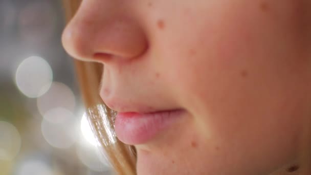 Jeune femme caucasienne dégustant un verre. Gros plan portrait prise . — Video