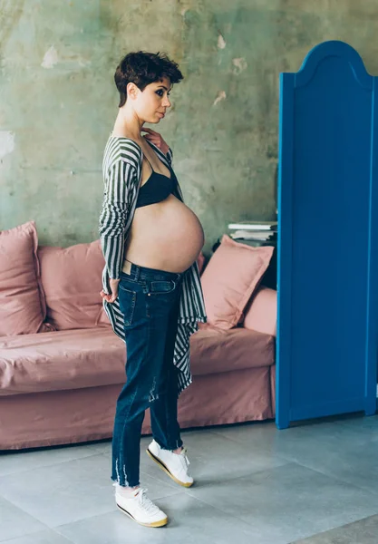 아름 다운 임신 여자입니다. 임신한 여자의 패션 샷. — 스톡 사진