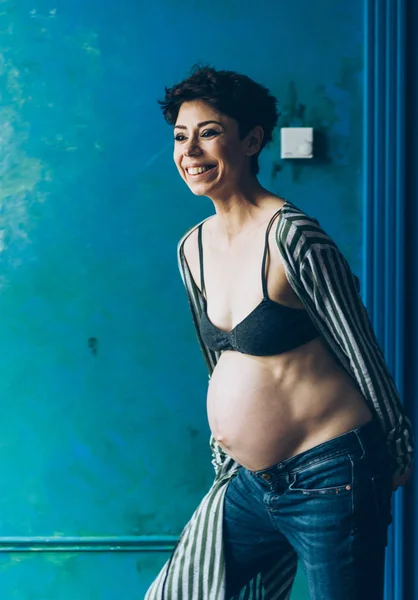 아름 다운 임신 여자입니다. 임신한 여자의 패션 샷 — 스톡 사진