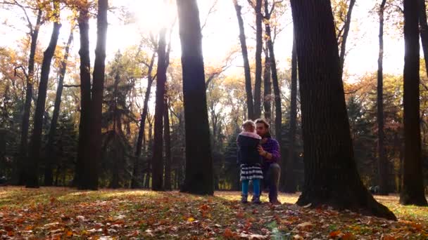 Padre encerrado hablando con su hija pequeña en el bosque de otoño. Vinculación, consuelo, comodidad, solución — Vídeo de stock