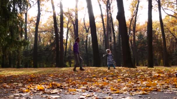 Dreadlocked père joue avec sa petite fille dans la forêt d'automne — Video