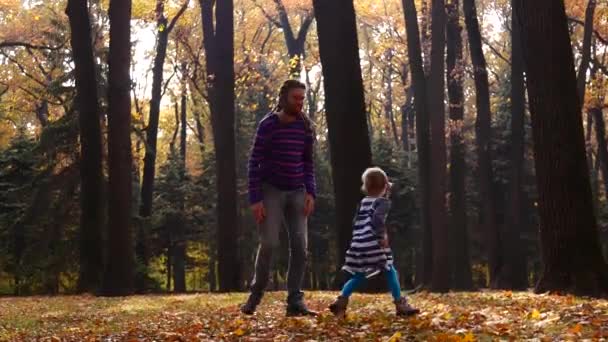 Dreadlocked padre juega con su hija pequeña en el bosque de otoño — Vídeos de Stock