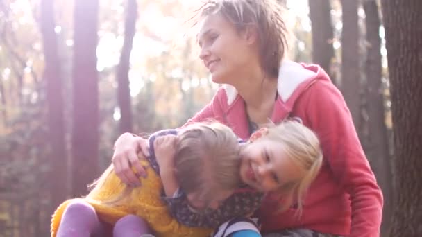 Mamá con niñas en un picnic en el bosque de otoño — Vídeos de Stock